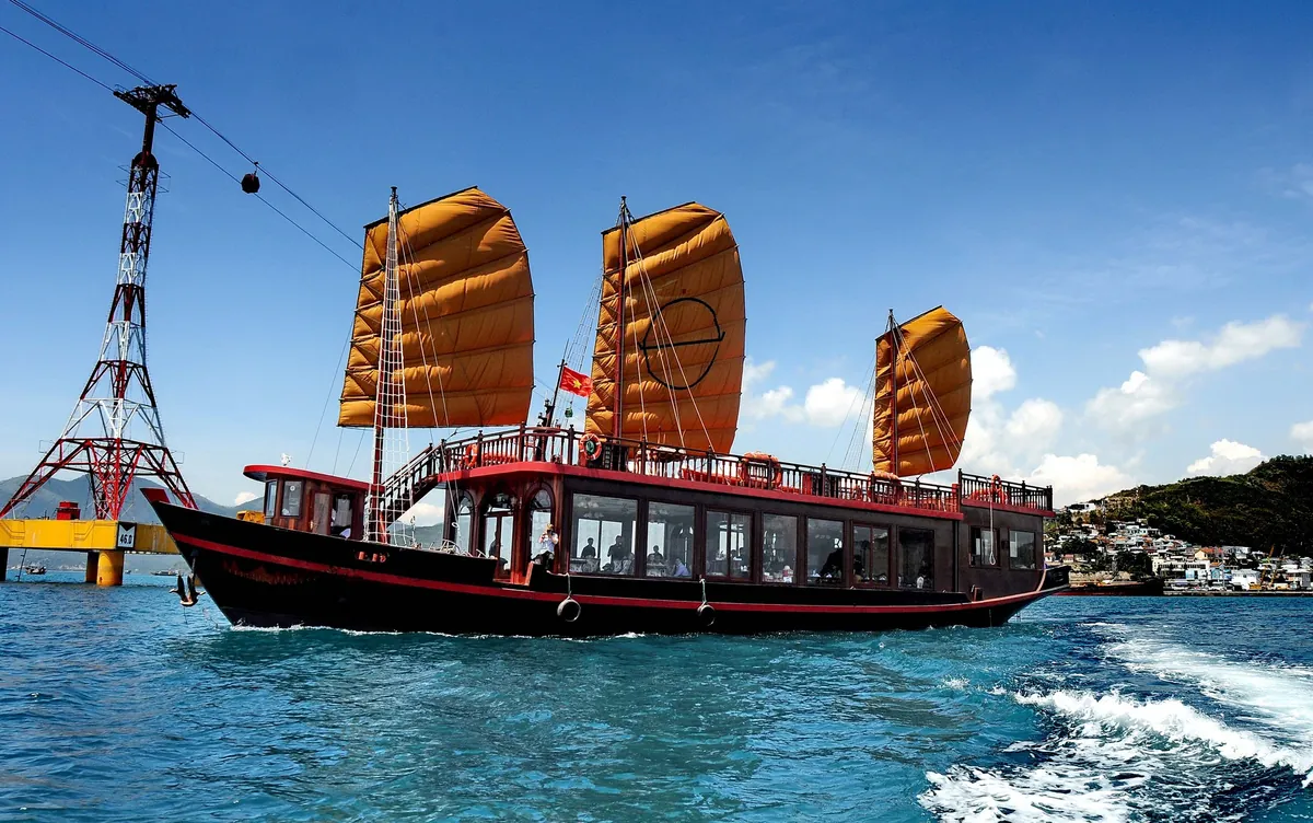 Круизное судно Emperor Cruises с оранжевыми парусами у канатной дороги в Нячанге