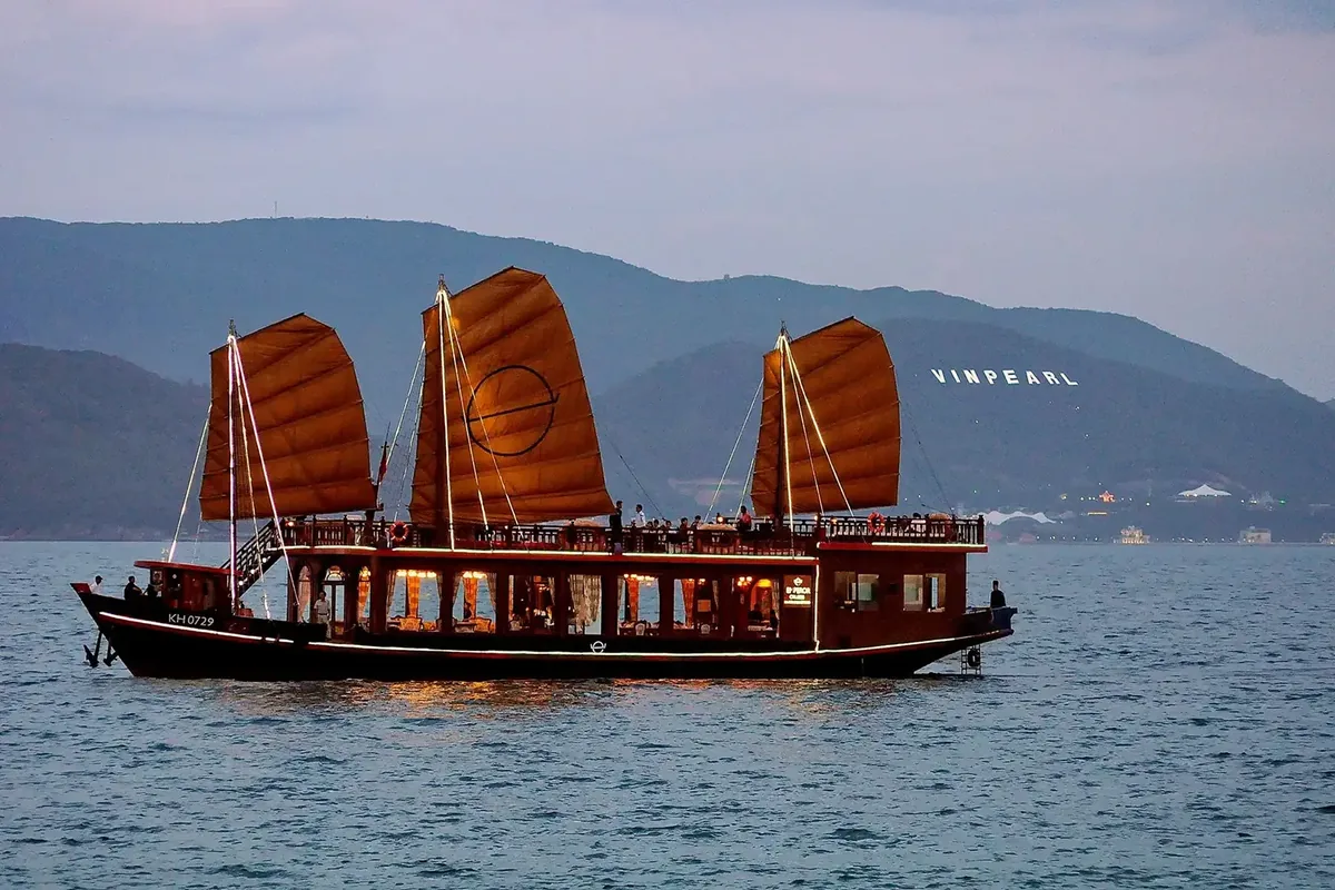 Emperor Cruises: джонка-люкс — Нячанг