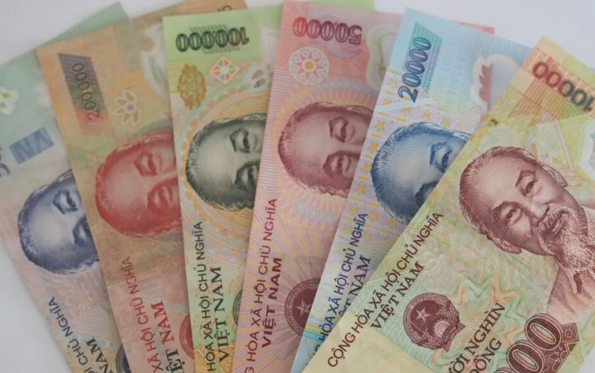 Банкноты вьетнамских донгов разного номинала — 10 000, 20 000, 50 000, 100 000, 200 000 и 500 000