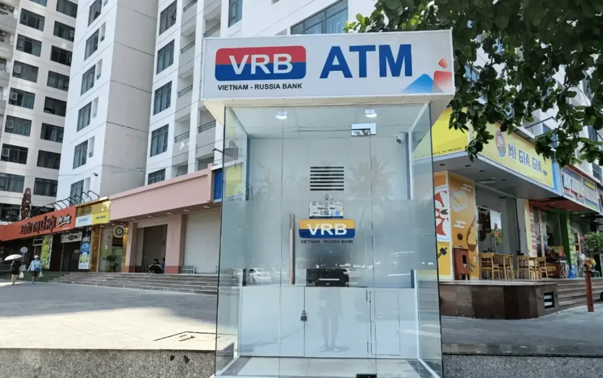 Банкомат Вьетнамско-Российского банка VRB в Нячанге, принимающий карты «Мир»