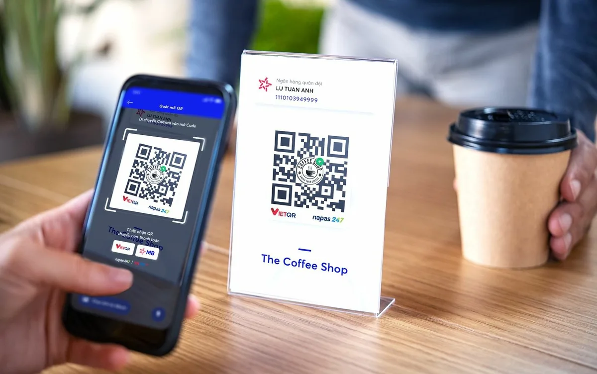 Оплата по VietQR в кафе во Вьетнаме: покупатель сканирует QR-код телефоном