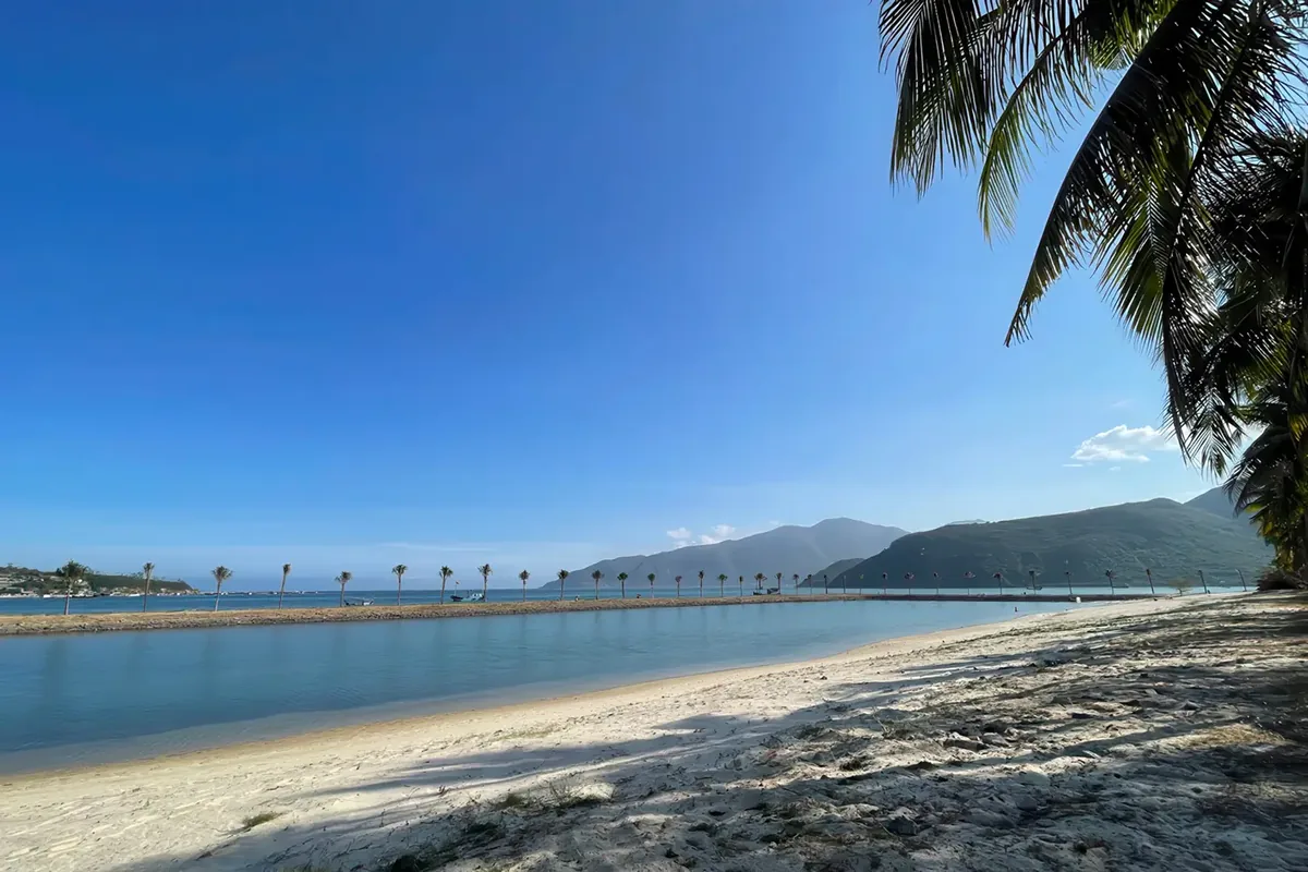 Diamond Bay Condotel: пляж с курортным комфортом — Нячанг