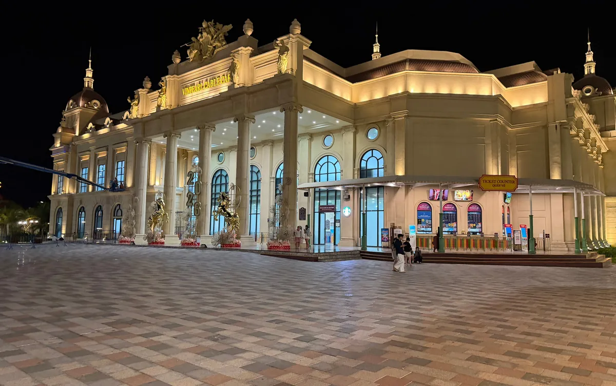 Входная зона парка VinWonders Нячанг с кассами и турникетами